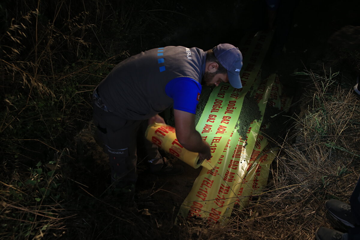 TOPRAĞA GÖMÜLDÜ<br>Öte yandan gözaltına alınan şüpheli H.C'nin evinde bulunan tank AFAD tarafından daha fazla koku yaymaması için çalındığı alanın yakınındaki yerde toprağa gömüldü.