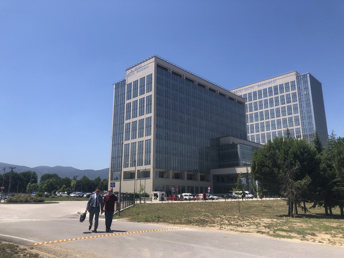 'BU SÜRECİN BİZİM AÇIMIZDAN BİR EKSİ DEĞERİ YOK'<br><br>Hakan Yılmaz'ın aile fertleri arasına dahil edilmesi konusunda davalı tarafla bazı sıkıntılar yaşadığını belirten avukat Hasan Aydoğdu, "Aileye girme noktasında tabi ki karşı tarafın bir kabullenmeme süreci var. Ancak şu aşamada zaten biz gerek adli tıp raporu gerekse mahkeme kararıyla bunu zaten karara bağladık. Yani artık bu sürecin artısı, eksisi bizim açımızdan yok. Ancak tabii ki karşı tarafın da bunun kabullenmesi gerekiyor. Ya burada ne karşı tarafın ne Hakan Bey'in herhangi bir şekilde bir kusuru söz konusu değil. Burada büyüklerin hatasını çocukların çekmesi de düşünülemez, söz konusu olamaz. O sebepten ötürü yani bu aşamayı artık daha fazla sürüncemede bırakmaya da gerek yok" ifadelerini kullandı.