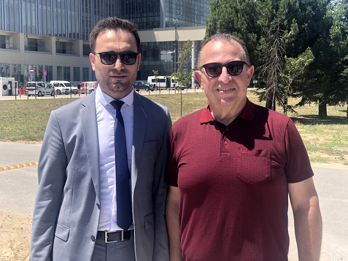 MEZARDAN ÖRNEKLER ALINDI<br><br>Mahkeme kararıyla 14 yıl önce ölen tekstilci Ahmet Necati Yılmaz'ın 17 Aralık'ta mezarı açıldı. Mezarın açılışına Ahmet Necati Yılmaz'ın ailesinin vekalet verdiği avukatlar katıldı. Hakan Yılmaz da mezarın açılışını takip etti. Adli Tıp Kurumu'nda görevli 3 doktor, hakim ve polis nezaretinde açılan mezardan DNA testi için örnekler aldı.