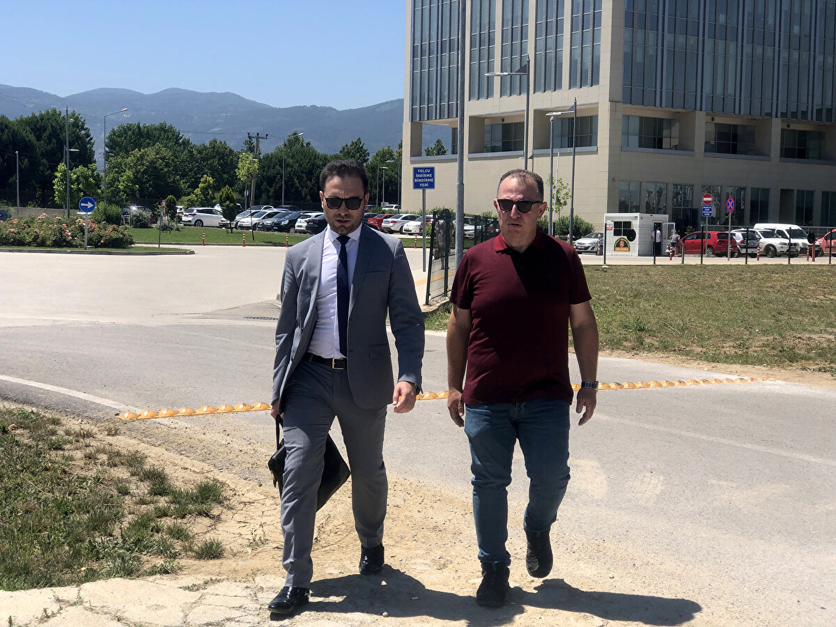 "KENDİMİN VE KIZLARIMIN HAKKINI SONUNA KADAR ALACAĞIM" <br><br>Kararın ardından duyduğu sevinci dile getiren Hakan Yılmaz, "2010 yılından beri devam eden bir sürecin bugün son noktasına geldik. 2010 senesinde açmış olduğum babalık davası, sonunda bugün nihayete erdi. Benim ve ailem için çok olumlu bir karar çıktı. 56 yaşından sonra babamın Necati Yılmaz olduğu ortaya çıktı. Çok sevinçliyim, çok gururluyum, çok duygusalım şu anda. 56 yaşında gerçek babamın kim olduğu tescillendi. Artık ben Ahmet Necati Yılmaz'ın oğluyum. Bu İstanbul Adli Tıp Kurumu'nun kararı ve mahkeme kuruluyla bugün itibariyle tescillendi. Bundan sonra diğer mirasçı kişiler gibi ben de kendimin ve kızlarımın hakkını sonuna kadar almak istiyorum" dedi.