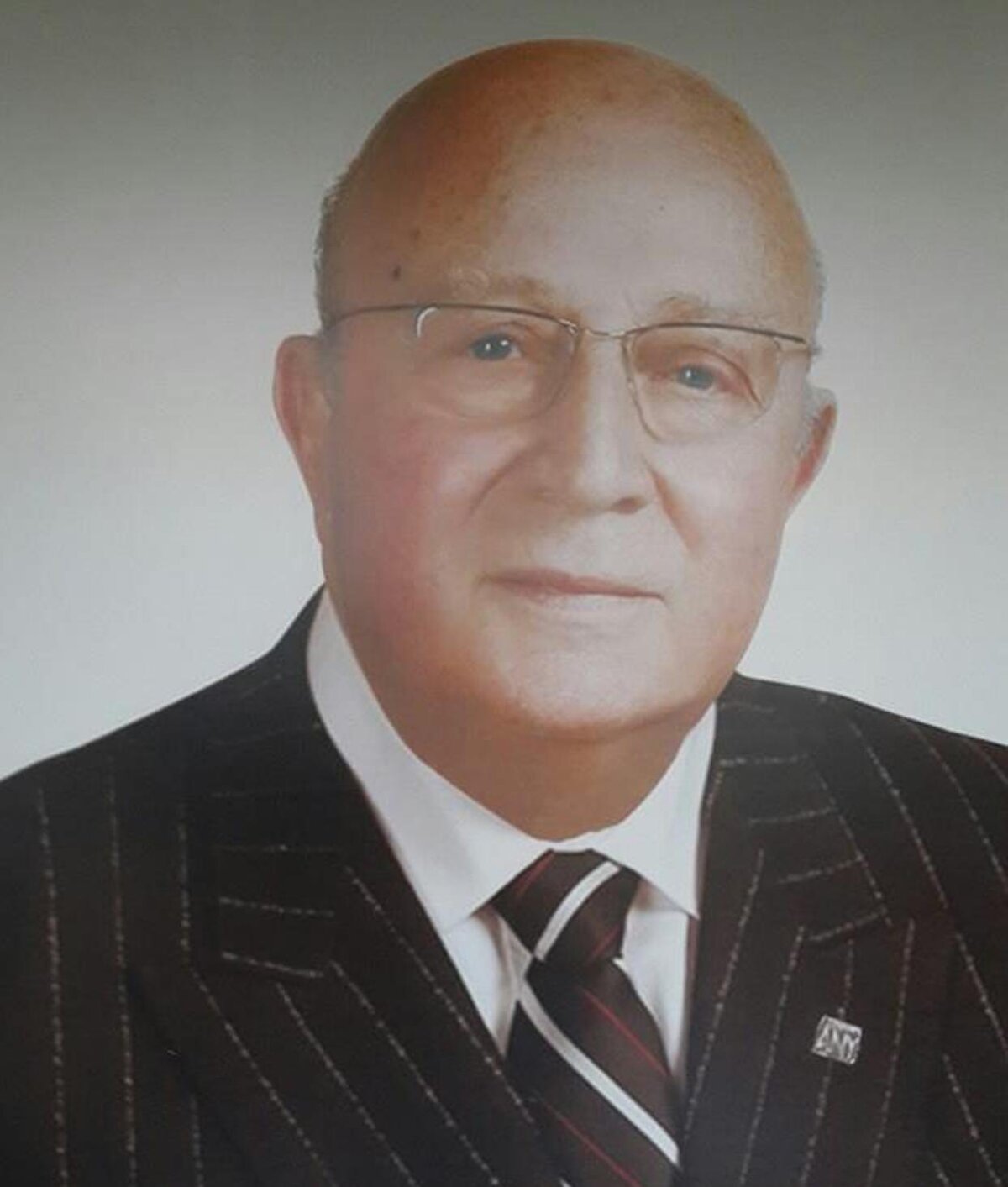 'MÜVEKKİLİMİN HAKLARININ KORUNMASINI BEKLİYORUZ'<br><br>Hakan Yılmaz'ın, babası Ahmet Necati Yılmaz'ın mirasından faydalanması için mirasa tedbir kararı koydurduklarını belirten Aydoğdu, "Miras konusunda ise şunu söyleyebilirim. Adli tıp raporu çıktıktan sonra biz Bursa'da Tereke Mahkemesi'nde Hakan Bey'in babası olan Ahmet Necati Yılmaz'ın mirasa ilişkin terekesinin tespiti ve tereke tespit edildikten sonra buradaki taşınır taşınmaz veya da şirket hisseleri varsa, bunlara ilişkin tedbir kararı istedik. Gelinen aşamada şu anda taşınmazlarla ilgili tedbir kararı alındı. Yine müteveffanın belli başlı şirketlerde gerek kendi şirketinde gerekse dışarıdan hisseler olmak üzere hisseleri var. Bunların bir kısmına tedbir konuldu. Ancak şu anda şirket ile alakalı Ticaret Sicil Müdürlüğü'nden birtakım belgeler var. Onlar isteniyor. Onlar istendikten sonra artık bu kararla da bir engel kaldığını düşünmüyoruz. Tereke temsilci atanması gerekiyor. Burada iki tane firma var. İki tane firmada ezelden beri Ahmet Nejat Yılmaz'ın kurmuş olduğu aile şirketi. Zaten bu kayıtların hepsi Ticaret Sicil Müdürlüğü'nde mevcut. Ancak mahkeme tabii ki bunu resmi yoldan istemek zorunda. Bunlar dosyaya celp edildikten sonra artık bir engel kalacağını düşünmüyoruz. Bu aşamadan sonra iki firmaya da tereke temsilcisi atanması ve Hakan Bey'in haklarının mahkeme tarafından, tereke temsilcisi tarafından korunmasını bekliyoruz" diye konuştu.