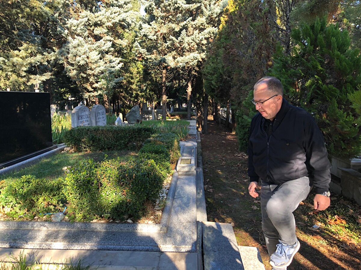 MAHKEME KARAR VERDİ<br><br>Karar davası, dün Bursa 5'inci Aile Mahkemesi'nde görüldü. Mahkeme heyeti, İstanbul Adli Tıp Kurumu'nca yapılan DNA testi sonuçlarını dikkate alarak, Hakan Yılmaz'ın, ünlü tekstilci Ahmet Necati Yılmaz'ın oğlu olduğuna hükmetti. Hakan Yılmaz, yapılacak olan resmi işlemlerin ardından Ahmet Necati Yılmaz'ın kütüğüne geçecek.