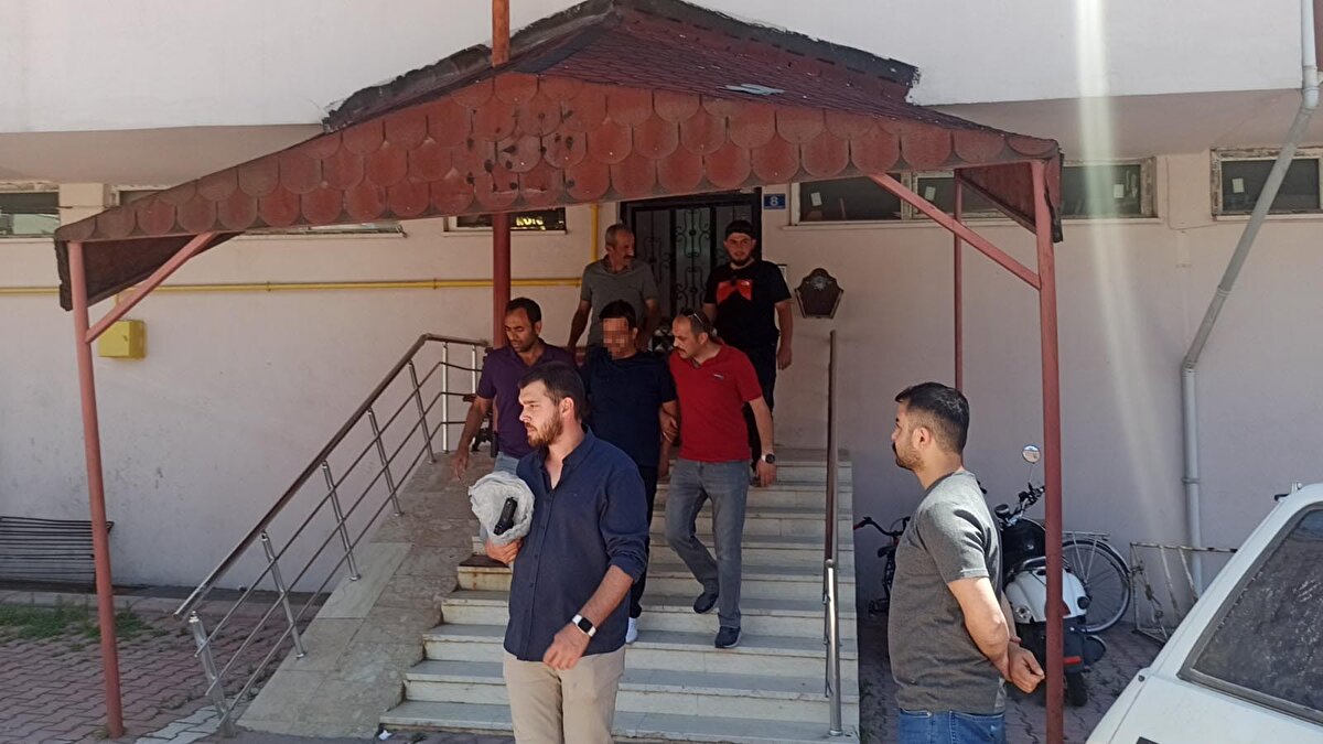 ÜNİVERSİTEYİ 3’ÜNCÜ SINIFTA TERK ETTİĞİ ÖĞRENİLDİ<br>Yavuz'un üniversiteyi 3'üncü sınıftan terk ettiği belirtildi. Yavuz'un elinde tabanca ile kuyumcuya girmesi ve cinayetin ardından da tabanca ile koşarak kaçmayı güvenlik kameralarına yansıdı.