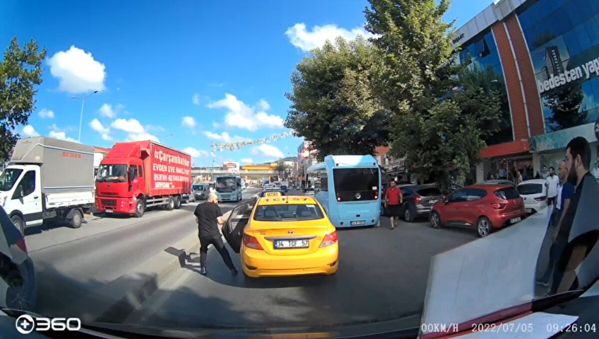 Görüntülerde kendisine darbeden kişiden kaçmaya çalışan kadının, taksiye bindiği görülüyor. Saldırganın arkasından taksiye gelerek kadına aracın içerisinde saldırmaya devam ediyor.