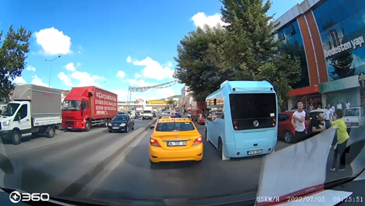Kadın bu sırada trafikte bekleyen taksiye binerek kaçmaya çalıştı. Saldırgan da kadının arkasından yetişip aynı taksiye bindi. Taksi içinde de kadına saldıran kişiye bir kez daha müdahale edildi. Tekme ve yumruklarla dövülen kişi taksiden inerek uzaklaştı. 