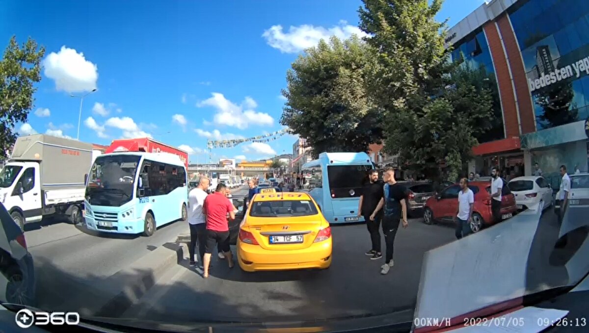 Kamera kaydında çevredekilerin adama müdahale ederek, tekme tokat dövdüğü de görülüyor. (