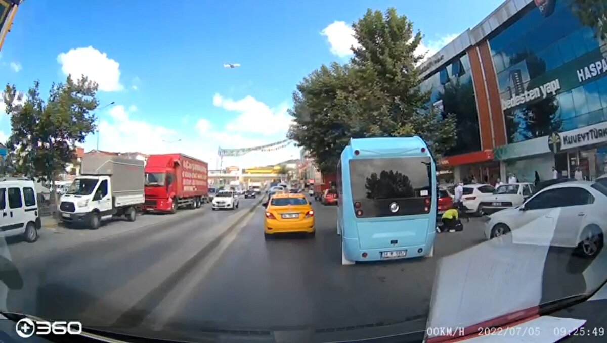 Pendik Kaynarca Mahallesi'nde dün saat 09.30 sıralarında, cadde üzerinde bir kadının darbedildiğini gören çevredekiler, saldırgana tekme ve yumruklarla tepki gösterdi. 