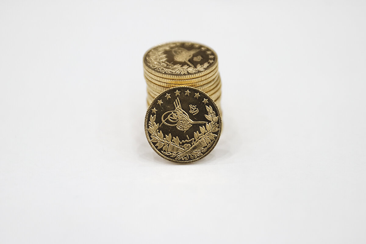 - Şahin'den Reşat altın alacak vatandaşlara uyarılar<br><br>Darphane ve Damga Matbaası Genel Müdürü Şahin, söz konusu ürünlerin Darphane tarafından basılmasının verdiği güvenceye ek olarak, gözle görülemeyecek ölçülerde mikro metinle ilave güvenlik özellikleri kullanıldığını kaydederek, şu uyarılarda bulundu:<br><br>"Vatandaşlarımıza, kuyumcularımızdan Reşat altın satın almak istediklerinde mutlaka Darphane tarafından üretilmiş güvenlikli ürünleri talep etmelerini öneriyoruz. Böylece alırken yine aslına uygun olarak basılmış doğru ürünlere sahip olacaklardır. Daha sonra satarken milyem ve gram değerindeki doğruluktan dolayı herhangi bir zararla karşı karşıya kalmayacaklardır. Reşat altınlarda bulunan güvenlik ögeleri yüksek çözünürlükteki akıllı telefonların kameralarıyla rahat ve basit bir şekilde kontrol edebilme imkanına sahiptir.<br><br>Ön yüzünde bulunan meşalelerden soldakinde 'yuvarlak' işaret, sağdaki meşalede ise açıları Darphane tarafından özel yöntemlerle ölçülebilen belirli açılarla üretilmiş 'dörtgen' yer almaktadır. Arka yüzeyinde ise defne yaprağından oluşan çelenkteki belirli defne yapraklarında ölçüleri yine Darphane tarafından özel yöntemlerle ölçülebilen ve üretim yılını belirten Arapça '2022 (٢٠٢٢)' ibaresi yer almaktadır. Bu güvenlik ögeleri her yıl değişecektir."