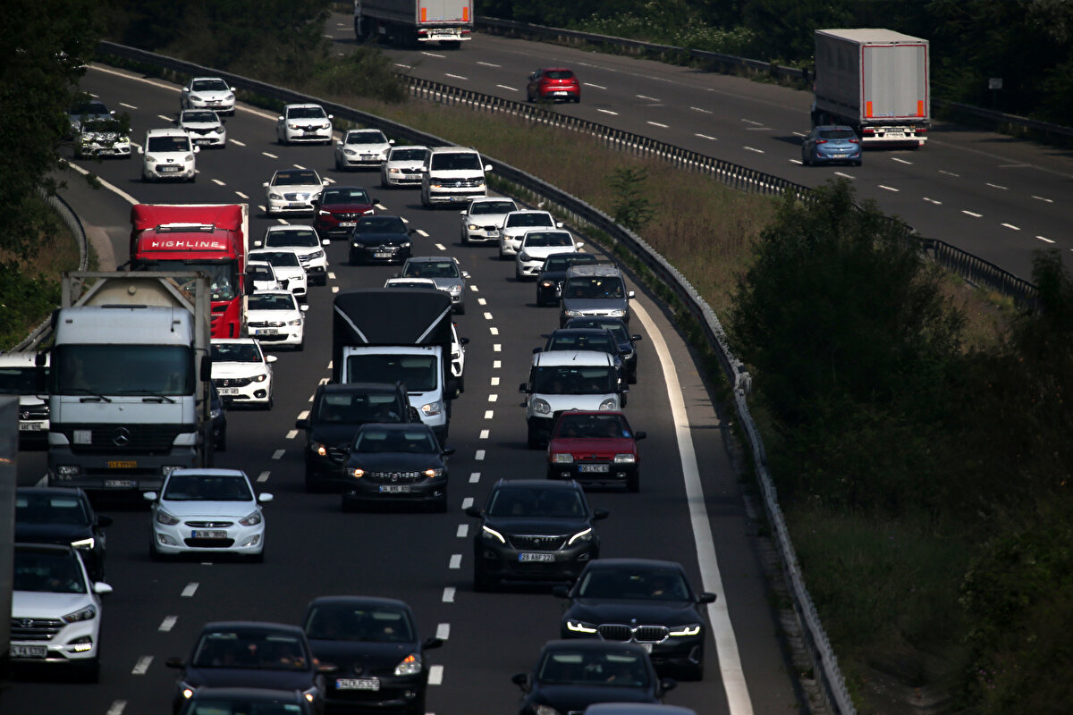 Ankara-Samsun kara yolunda trafik yoğunluğu yaşanıyor<br>Bayram tatilini fırsat bilen ve memleketlerinde geçirmek için yola çıkanlar, Samsun-Ankara kara yolunda sabah saatlerinden itibaren yoğunluk yaşanmasına neden oldu.