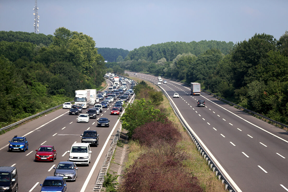 Otoyolun Düzce kesimindeki gişeler, Kaynaşlı, Sarıçökek, 1, 2 ve 3'üncü viyadükler mevkilerinde de yoğunluk sürüyor.<br><br>