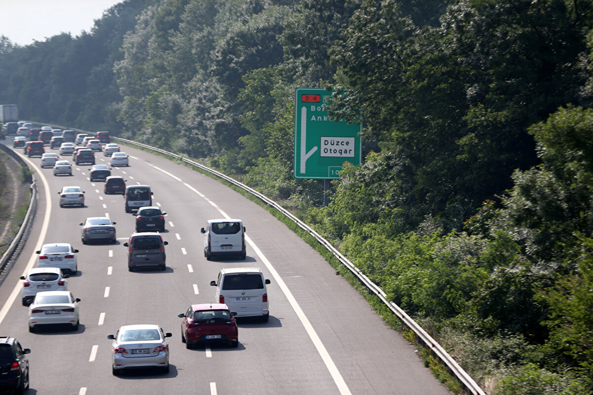 Düzce Emniyet Müdürlüğüne bağlı İHA ekipleri de Kaynaşlı mevkisinde dronla, şerit ihlali yaptığı tespit edilen sürücülere cezai işlem uyguluyor.<br><br>Otoyolun İstanbul yönünde ulaşım normal seyrinde devam ederken, D-100 kara yolunun Bolu kesimi Ankara yönünde ise yoğunluk görülüyor.<br><br>Trafikteki araç yoğunluğu dron ile de görüntülendi.