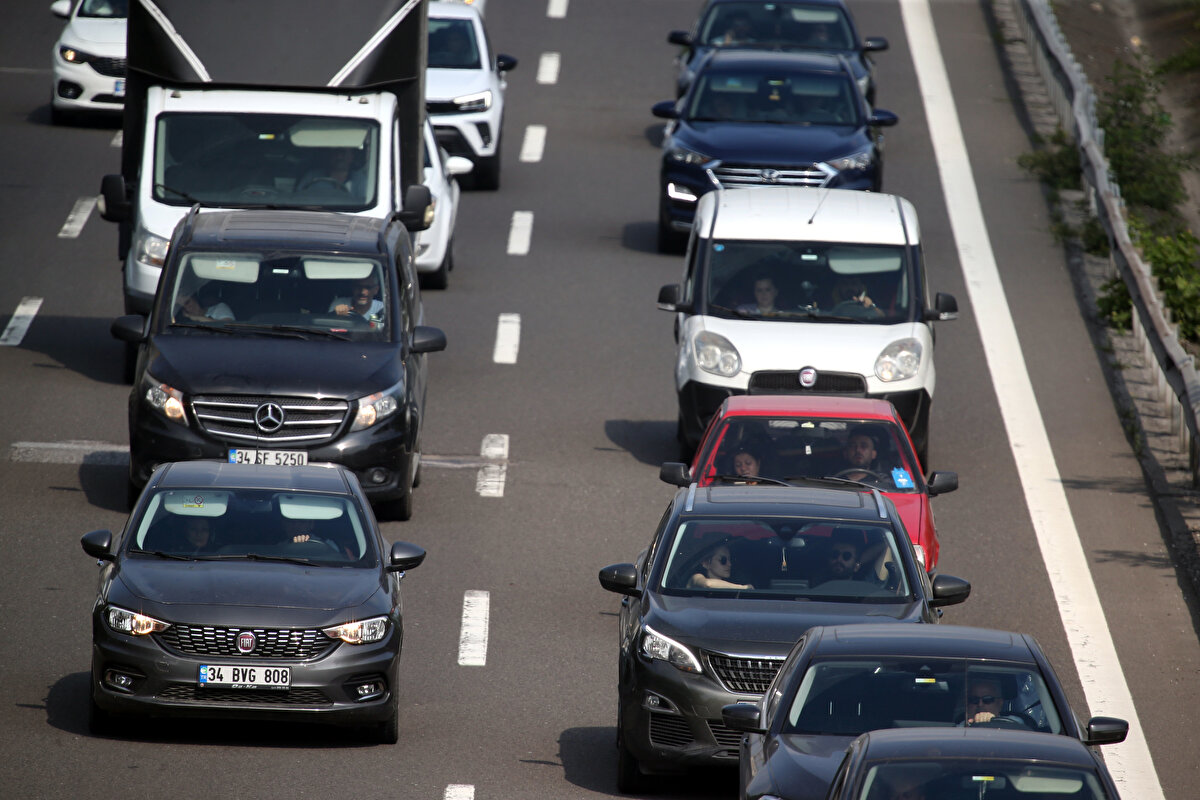 Karadeniz Bölgesi'nin önemli geçiş güzergahlarından Havza'da özellikle Trabzon istikametinde araçlar yoğunluk oluşturdu.<br><br>Trafik ekipleri, bölgede önlem alarak araçların geçişinde sorun yaşanmaması için uğraş veriyor.