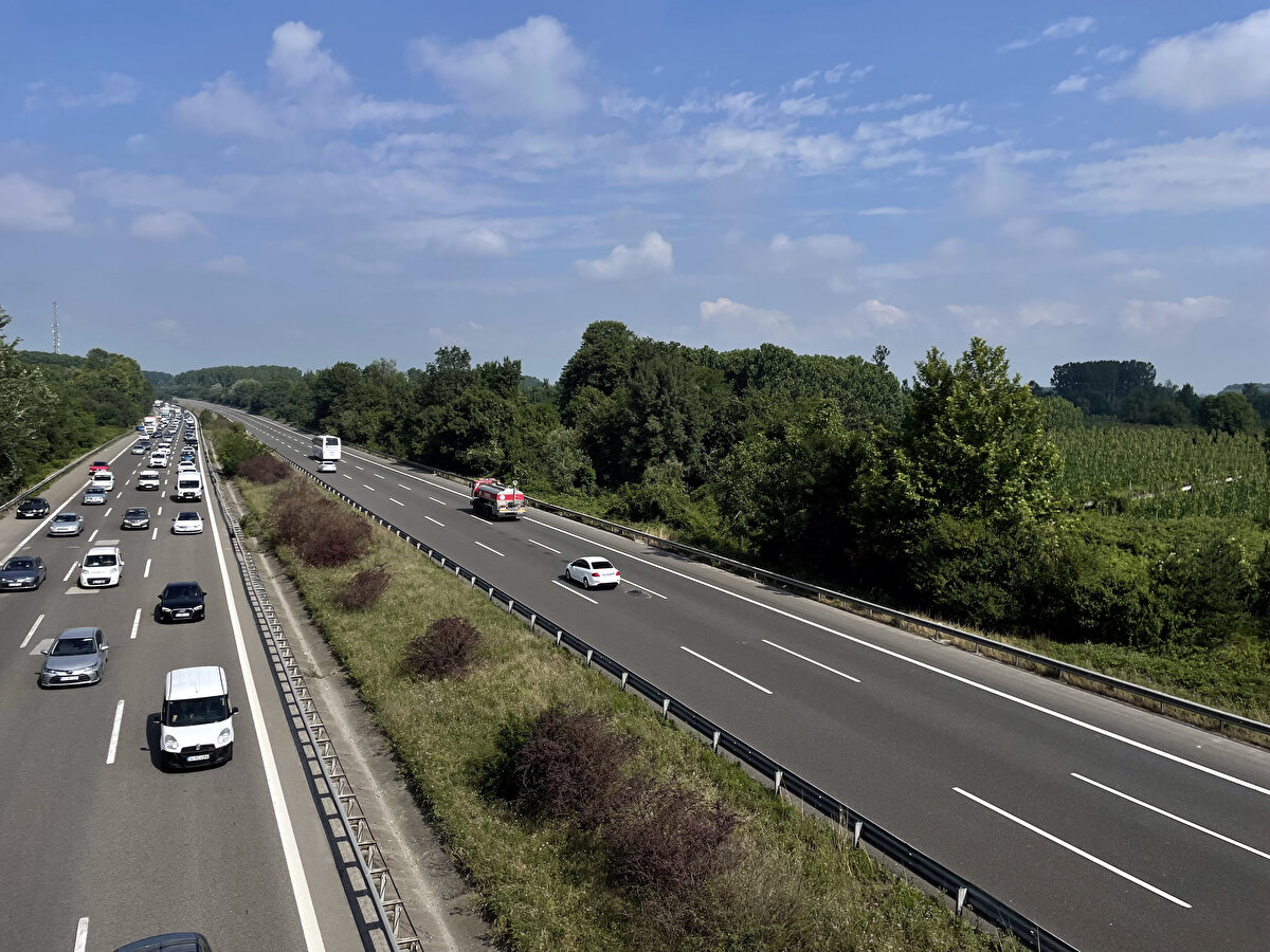 Kurban Bayramı tatili dolayısıyla arife günü yola çıkan sürücüler, Anadolu Otoyolu'nun Bolu Dağı Tüneli kesiminde uzun araç kuyruklarının oluşmasına neden oldu.<br><br>