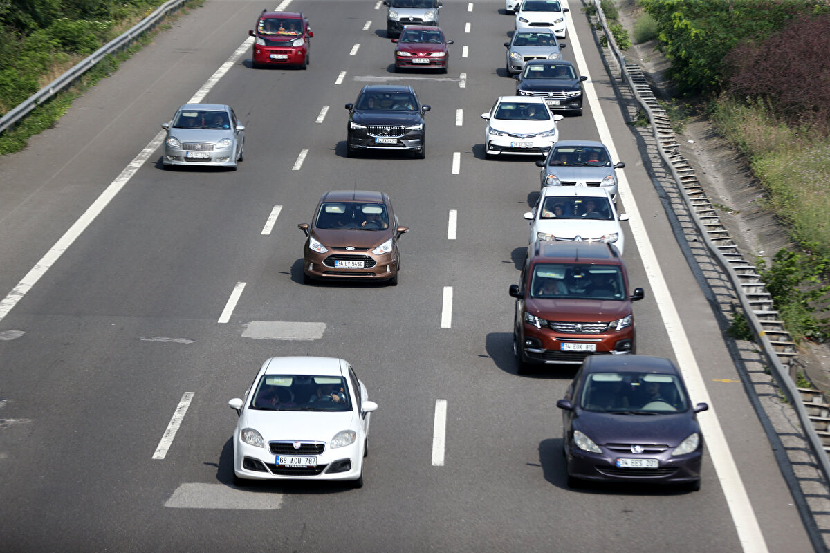 Trafik kazaları ve araç arızaları dolayısıyla yoğunluğun daha da arttığı güzergahlarda araç kuyrukları daha da uzuyor. Yolda kontrollerini sıklaştıran Karayolları, polis ve jandarma ekipleri, ulaşımın aksamaması için çalışmalarını sürdürüyor.<br><br>
