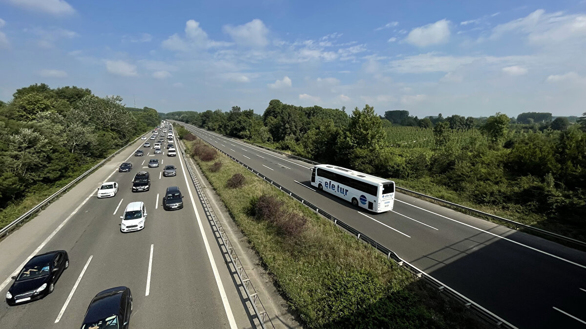 Ankara yönündeki yoğunluk nedeniyle Bolu Dağı Tüneli, Abant Kavşağı ve Yumrukaya kesimlerinde trafik zaman zaman durma noktasına geliyor.<br><br>