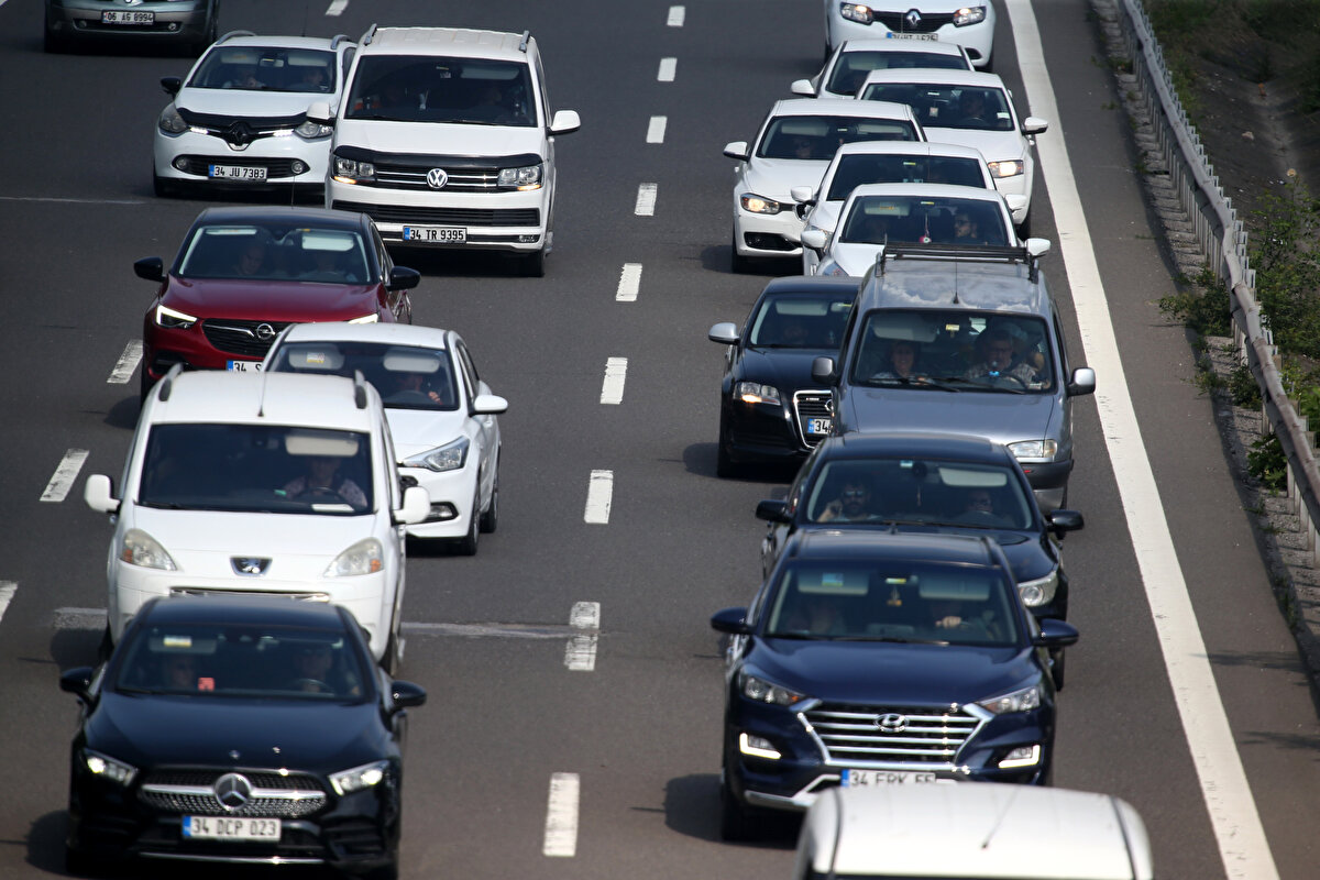 Hendek'in bazı kesimlerinde zaman zaman durma noktasına gelen trafik, Düzce geçişine yaklaşıldığında normale dönüyor.<br><br>İstanbul'dan Anadolu'ya geçişin sağlandığı D-100 kara yolunun Hendek kesiminde de yoğunluk hakim.<br><br>Karayolları, polis ve jandarma ekipleri, ulaşımın aksamaması için akıcı yoğunluğun oluştuğu güzergahlarda kontrollerini artırdı.