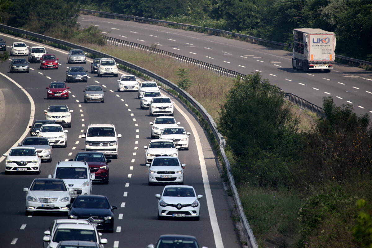 Sakarya'da da yoğunluk oluştu<br>Arife günü yola çıkan sürücüler nedeniyle Anadolu Otoyolu ve D-100 kara yolunun Sakarya kesiminde akıcı yoğunluk yaşanıyor.<br><br>Otoyolun Adapazarı ve Akyazı kesimlerinde Ankara yönünde normal seyreden ulaşım, Hendek kesimine doğru yoğunlaşıyor.