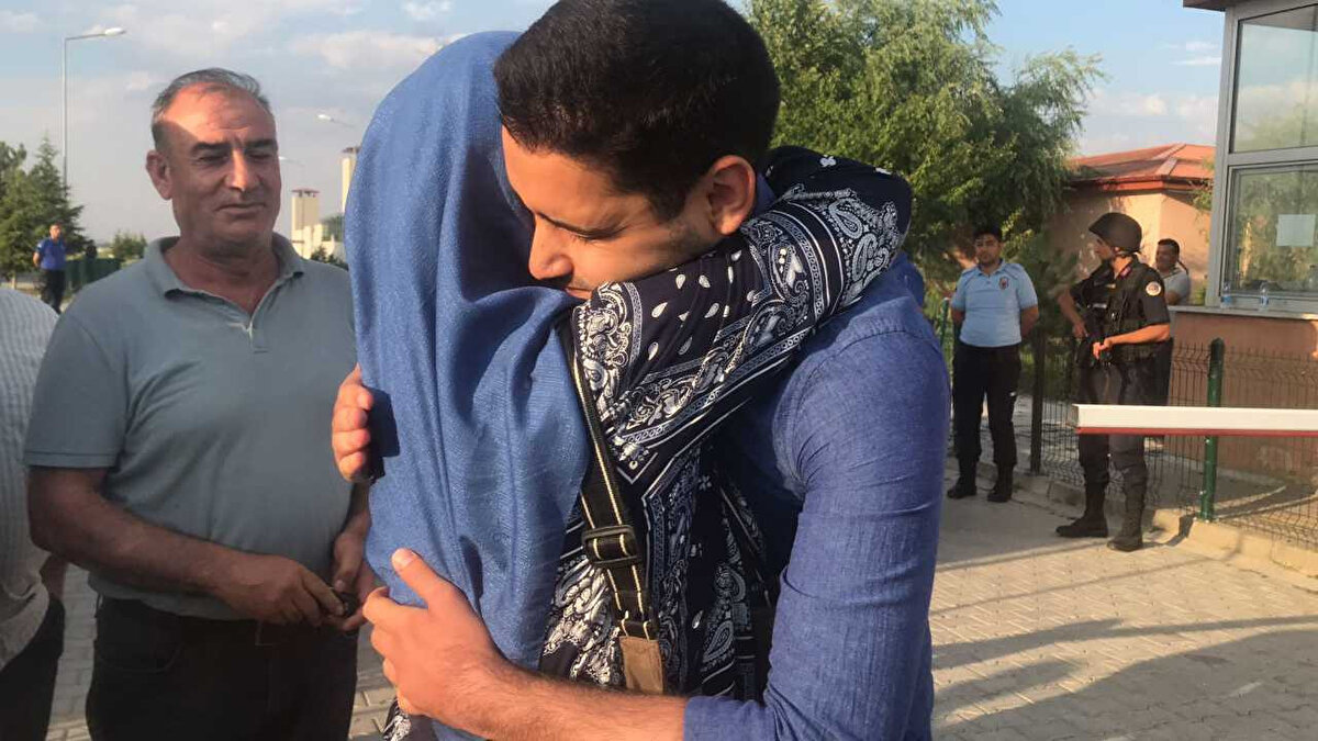 Yurt dışına çıkış yasağı konulan Kadir Şeker, dün akşam saatlerinde bulunduğu Akşehir Açık Cezaevi'nden tahliye oldu.