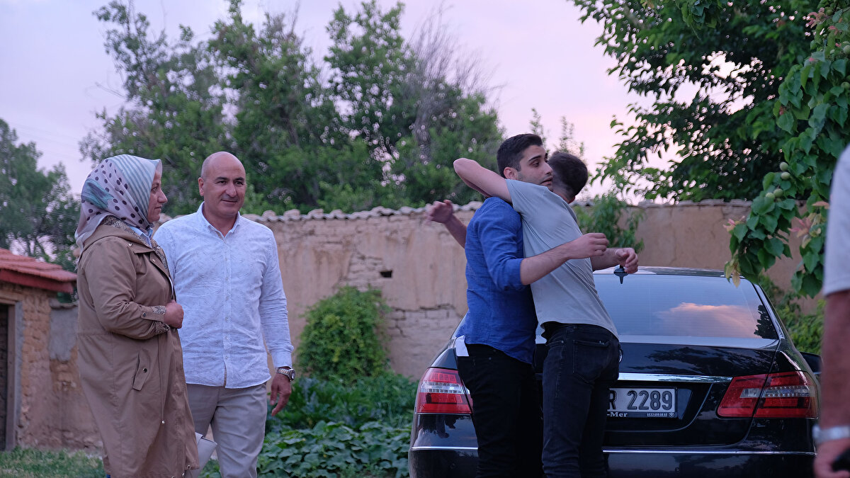 Avukatı Emrah Daylan, Kadir Şeker'in ailesiyle birlikte olduğunu belirterek, ''Kadir, şu an sağlık durumu iyi, ailesiyle birlikte. Bugüne kadar kendisine güvenip destek olan Türk milletine teşekkür ediyor'' dedi.