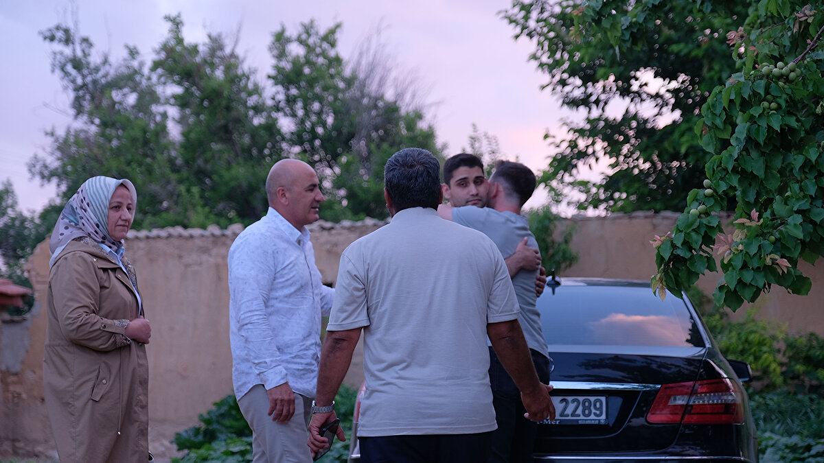 Mahkeme, Kadir Şeker'in, 2 yıl 5 ay 1 gün tutuklu bulunduğu süreyi göz önüne alarak, Ceza İnfaz Kanunu'na göre Açık Cezaevi'ne geçme süresini doldurduğunu ve Açık Cezaevi'nde bulunan hükümlülerin de Covid-19 salgını nedeniyle 31 Temmuz 2022 tarihine kadar izinli olduğunu belirterek tahliyesine karar verdi.