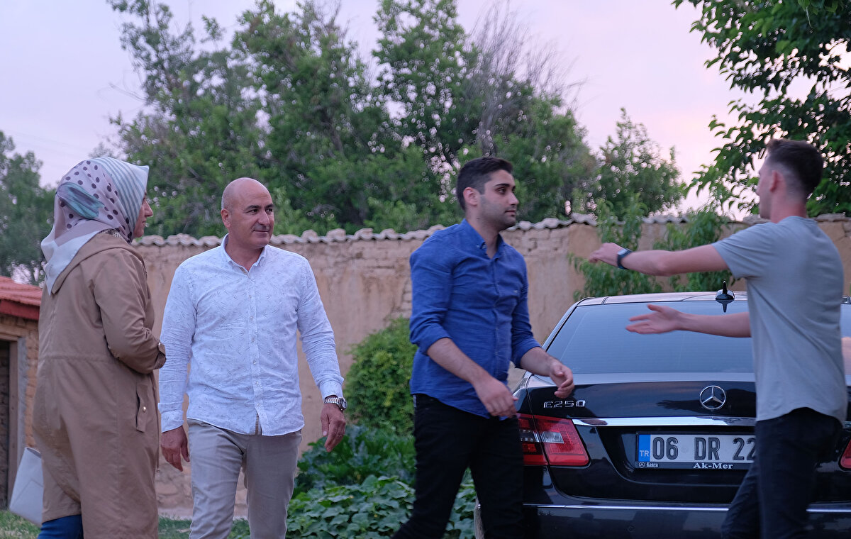 Konya'da, 5 Şubat 2020'de sevgilisi Ayşe Dırla'yı (35) dövdüğü öne sürülen Özgür Duran'ı (32) engel olmak isterken kalbinden bıçaklayıp, öldürdüğü gerekçesiyle 12,5 yıl hapse çarptırılan ve kararı Yargıtay tarafından bozulan Kadir Şeker (22), 5 Temmuz günü yeniden yargılandığı davada cezasının 10 yıl 10 aya düşürülüp, tutukluluk halinin devamına hükmedilmesine avukatları itirazda bulundu. İtiraz bir üst mahkeme olarak kabul edilen 4'üncü Ağır Ceza Mahkemesi'nce kabul edildi.