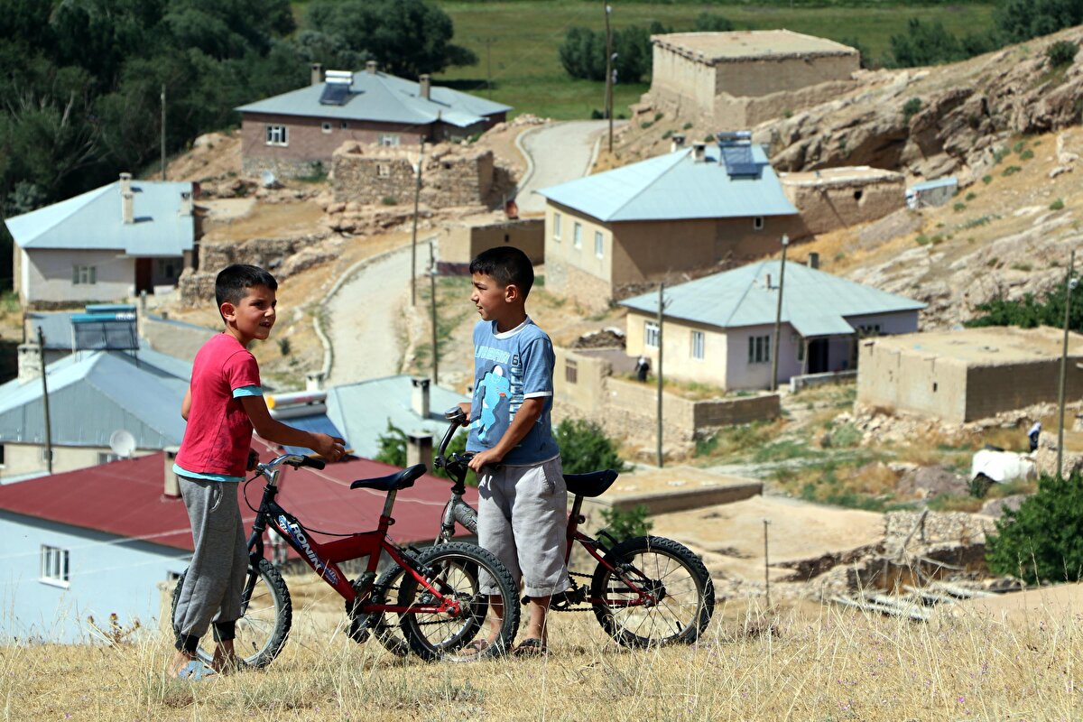 Mahallenin isminin kim tarafından konulduğu ise bilinmiyor.<br>Mahalle sakinlerinden Yusuf Kutur, "Köyümüz isminden dolayı çok popüler bir köy. Çok eskiden bu yana 'Hindistan' olarak geçiyor burası. Daha sonra 'Erkaldı' diye değiştiriliyor ama biz köylüler olarak 'Hindistan' olarak devam etmesini istiyoruz. Çevrede de tanınan bir isim" dedi.
