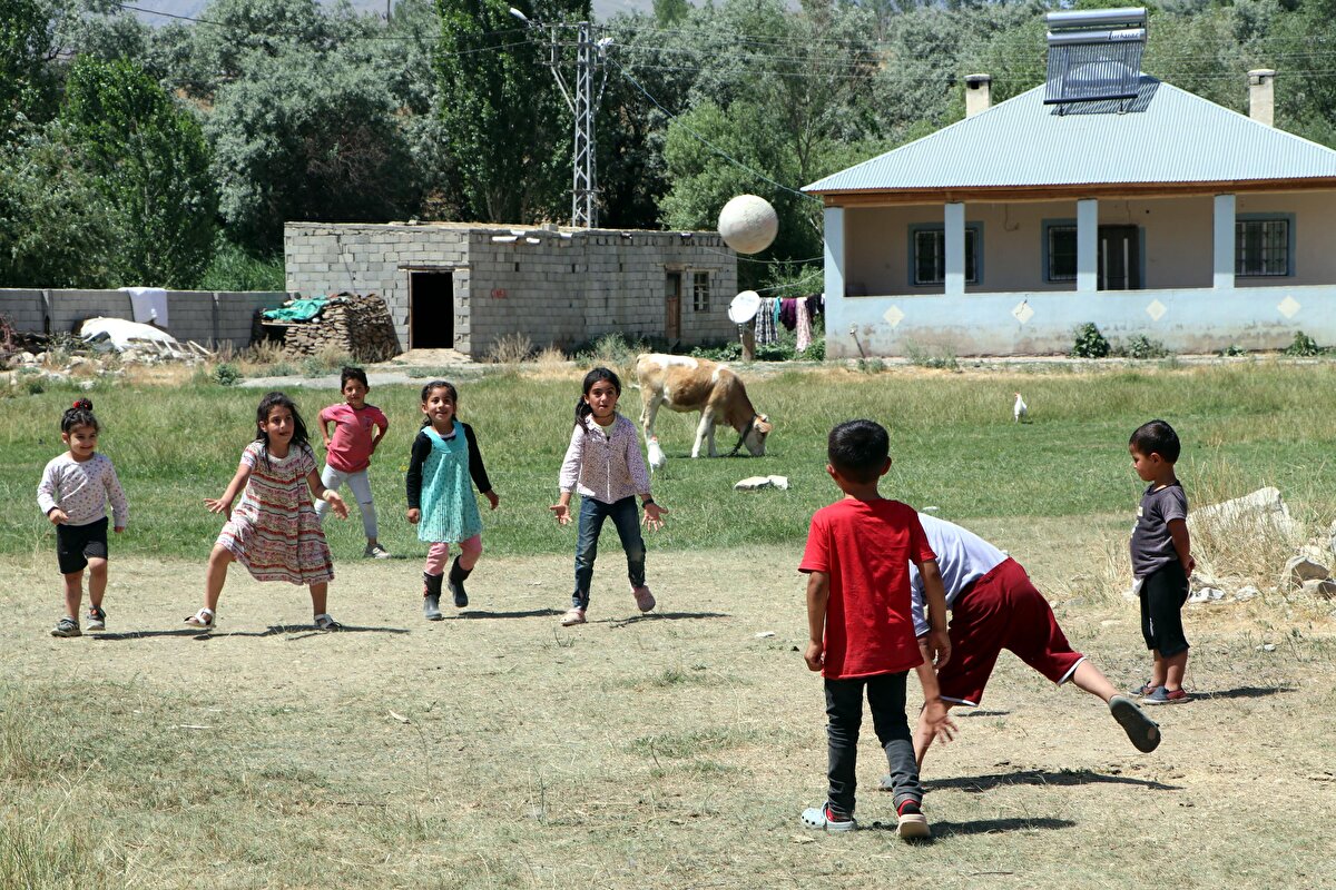 Halkının hayvancılıkla uğraştığı mahalle daha çok eski ismi olan 'Hindistan' ile biliniyor. İki ismin de kullanıldığı yerleşim yerinin tabelasını görenler şaşırıp, merak ederek mahalleyi geliyor.