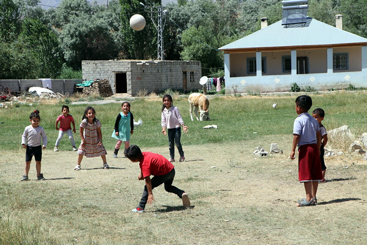 ESKİ İSİM İÇİN BAŞVURU YAPACAĞIZ<br>Mahallenin muhtar Halil Taşar da "Biz 'Hindistan' olarak tanındık, öyle biliniyoruz. Müracaatta bulunacağız. Çok sonradan değiştirilen 'Erkaldı' ismini değiştirip eski isme tekrar döneceğiz. Burası yabancı bir ülke değil. Gürpınar'ın bir köyüdür. Yaklaşık 160 hanemiz var. Herkes 'Hindistan' diye biliyor. Bayram sonrası eski ismiyle devam edilsin diye başvurumuzu yapacağız. Tabeladan görenler bazen meraktan buraya geliyor" diye konuştu.