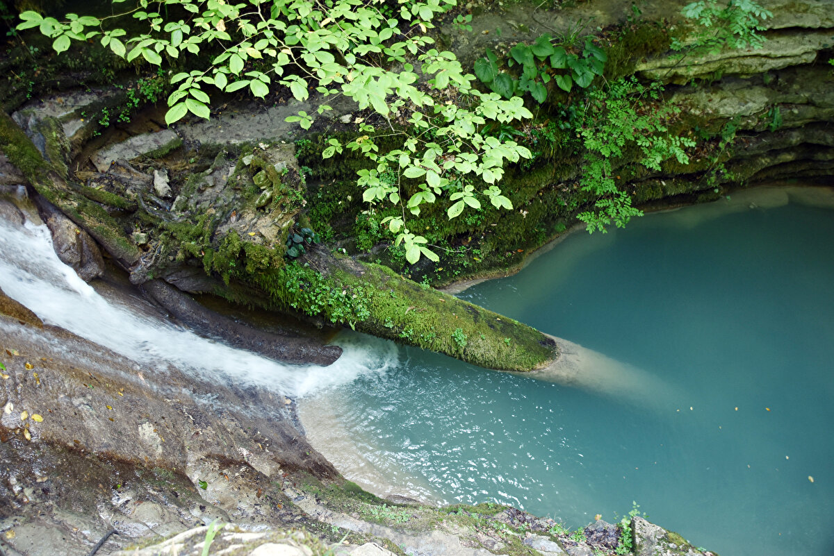 Oğuz Kamber de "Geldiğimizde yolun kapalı olduğunu gördüm. Asfalt yola 2 taraflı toprak dökülmüştü. Arabayı park etmek zorunda kaldık. Tabi çok üzücü bir durum. Erfelek yol ayrımında buraya gelirken en azından yolun kapalı olduğu bilgisi verilebilirdi bize. Bu kadar kilometreyi boşu boşuna gelmemiş olurduk. İzmir'den buraya kadar geliyoruz" diye konuştu.<br><br>