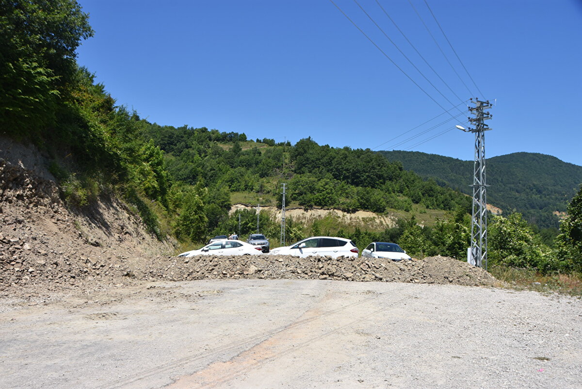 'ŞELALEYİ BİZE VERSİNLER'<br>Yolun kamulaştırılmasını isteyen Aslan, "Bizim yer bedel ücretlerimizi ödesinler. Bunun dışında şelalenin otoparkını bize versinler. Ben otoparkı halka ücretsiz yapacağım. Biz devletimize maddi olarak şudur, budur demiyoruz. Devlet ne verirse artık. Burası kamulaşsın. Vatandaşlar mağdur olmasın. İnsanlar geliyor. Ben de üzülüyorum. İnsanlar şelaleye yürüyerek gidiyor. Hastası var, yaşlısı var. Mağdur olmasınlar ama biz de mağdur olduğumuz için böyle bir yola başvurduk" dedi.