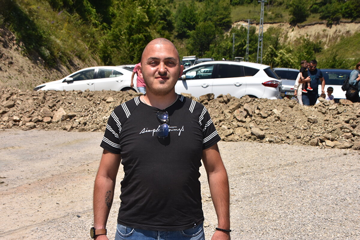 Bölgenin önemli turizm yerlerinden olan ve yılda yaklaşık 400 bin ziyaretçiyi ağırlayan şelaleye gidenlerden bazısı yoldaki toprak yığını nedeniyle araçlarıyla geri dönmek durumunda kaldı, bazıları da 8 kilometre yol katedip ulaştı.