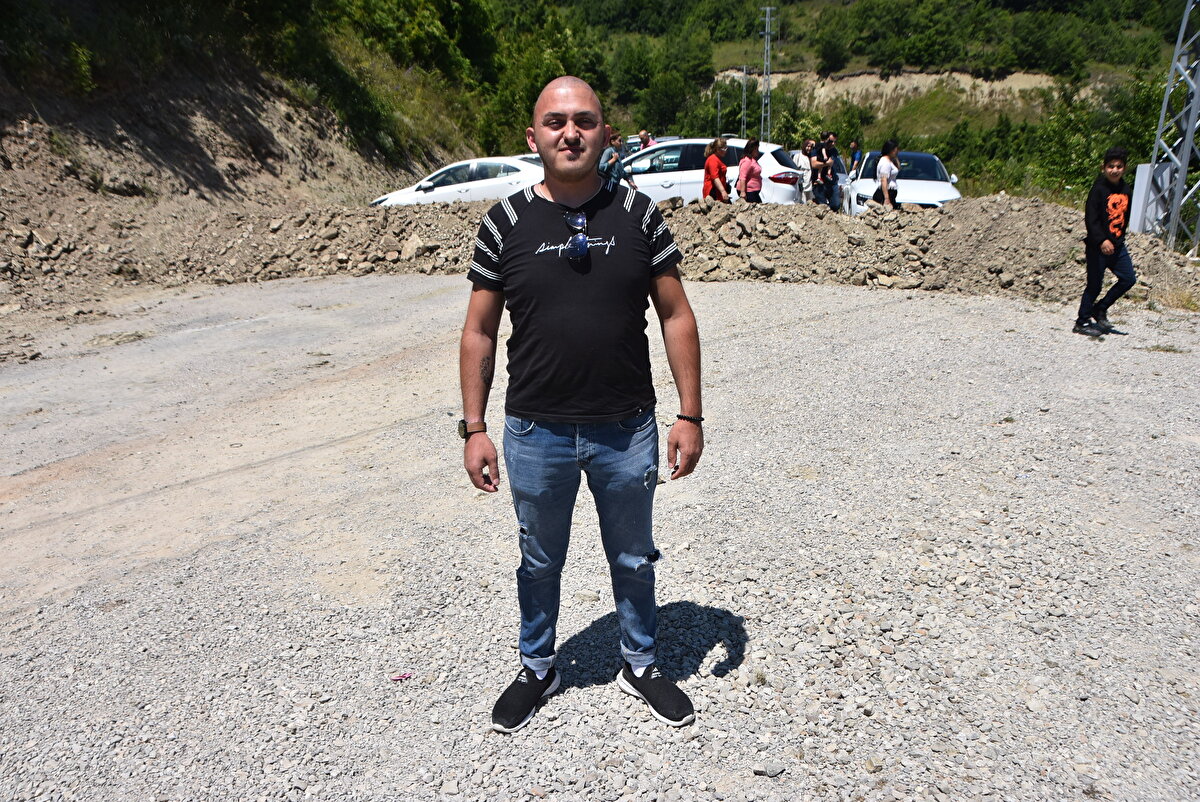 Alternatif yoldan şelaleye araçlarla gidildiğini fark eden Aslan, o yolu da dedesine ait olduğunu iddia edip toprak dökerek araç ulaşıma kapattı. Şelale işletmecileri ise kapatılan yolun diğer tarafında kendi araçlarını bekleterek, bölgeyi yaya olarak geçen ziyaretçilerini şelaleye ulaştırıyor.<br><br>