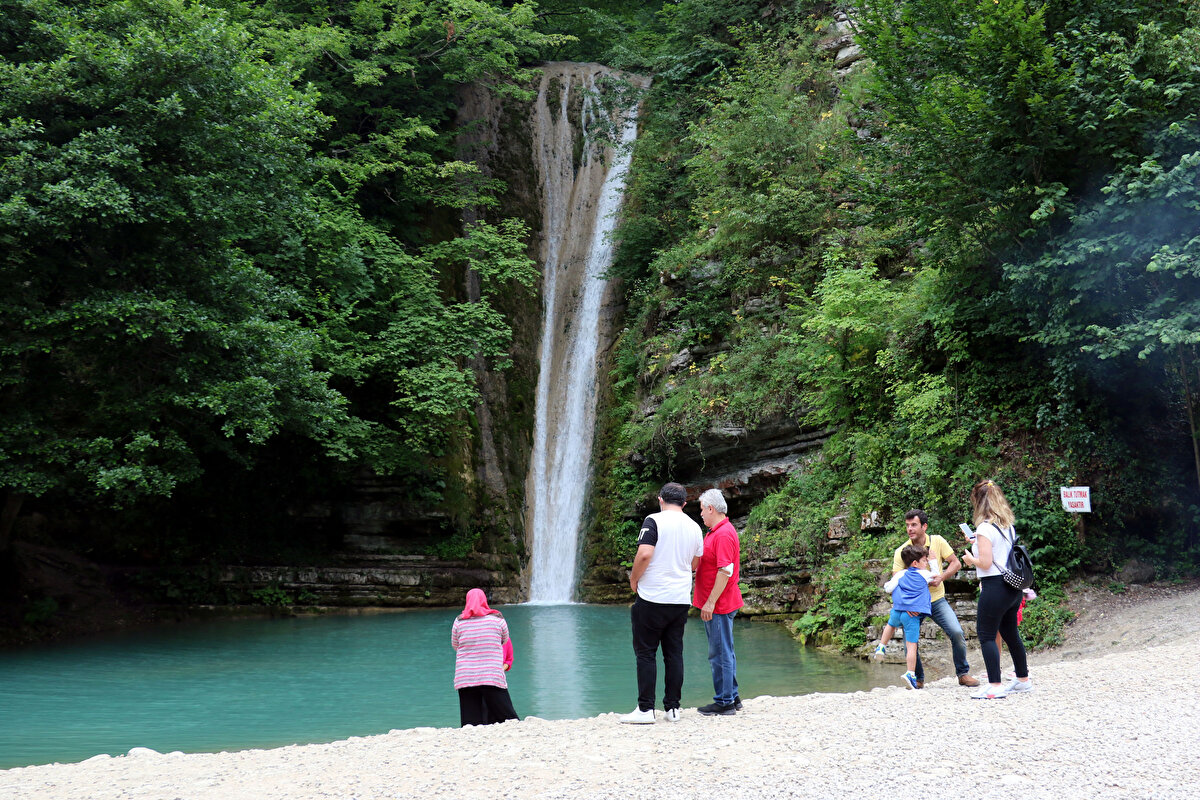 "YOLA MISIR EKECEĞİM"<br>Kamulaştırma sorunu çözülmemesi halinde yola mısır ekeceğini belirten Aslan, "Bizim burada 3 parsel arsamız var. Şelalenin olduğu yerin orada otoparka kadar olan yer bizim. Yukarıda Elmalık diye bir yer var orası da bize ait. Bir de bu parsel bizim. Buralarda kamulaşma yok. Şelalenin üstünde bir yer daha var. Orası da dedeme ait. Orayı da ben kapattım. Şu anda Erfelek Şelaleleri'ne hiçbir yerden geçit yok. Mağduruz. Sadece mağduriyetimiz giderilsin. Şelaleyi bize teslim etsinler. Biz de yollarımızı açalım. İşletmeciliğini de gerekirse biz yapalım. Otopark kısmı zaten bize ait. Kamulaştırma sorunu çözülmemesi halinde yola mısır ekeceğim" ifadelerini kullandı.