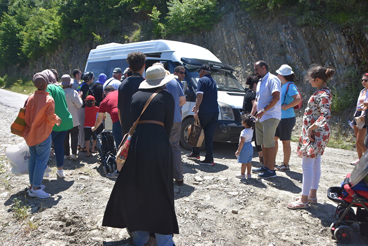 Erfelek ilçesinde yaşayan Ferdi Poyraz Aslan, kendi arazisinden geçirildiğini iddia edip 'Erfelek Tatlıca Şelaleleri'ne giden yolu kepçeyle toprak döktürüp araç ulaşımına kapattı.<br><br>