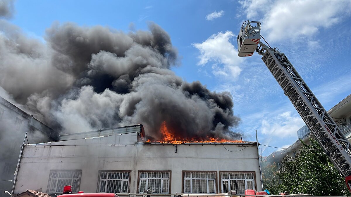 Büyüyerek çatıyı saran alevler nedeniyle yoğun duman oluştu.<br>