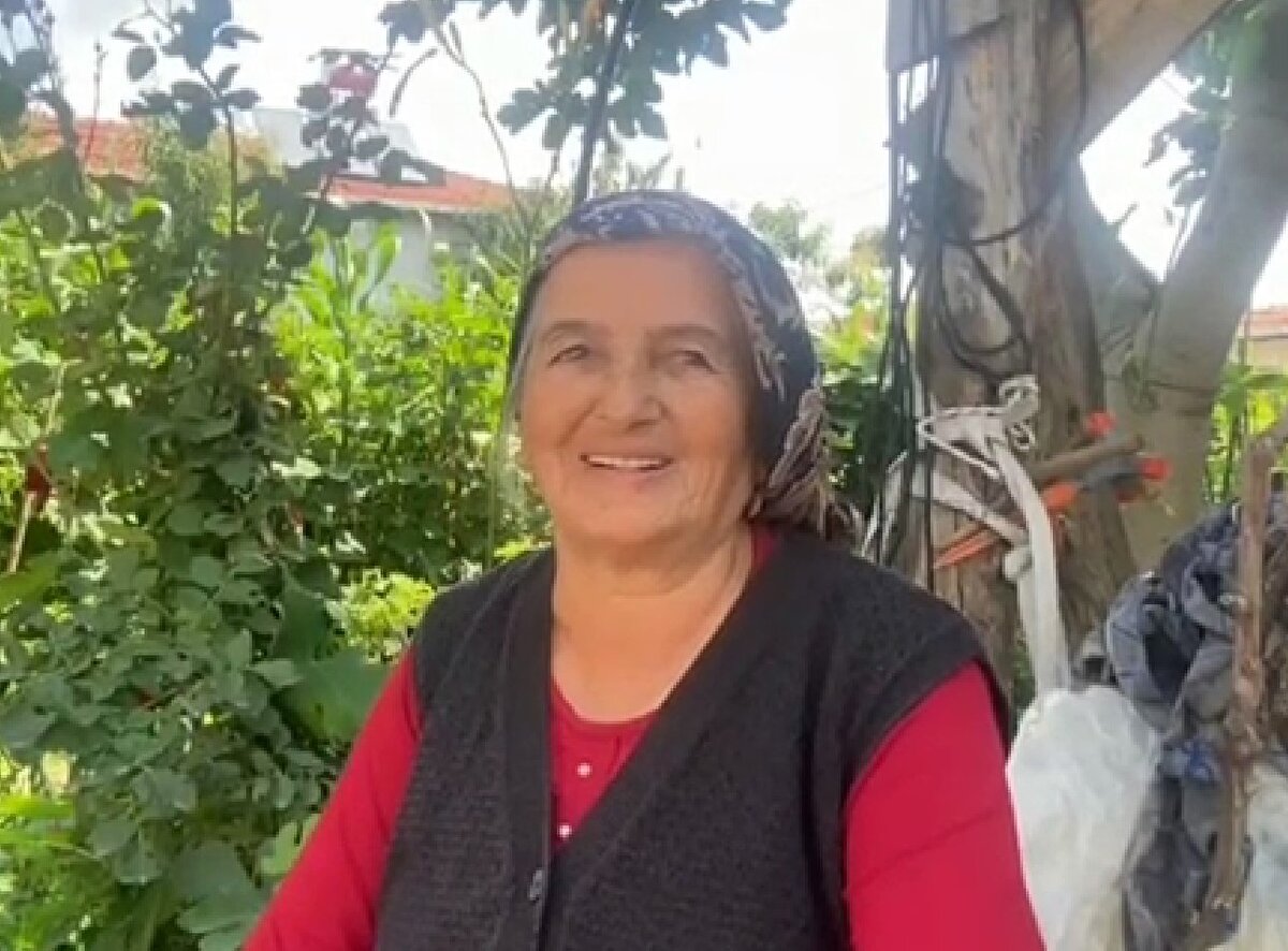 Evinin ahırına bağladığı keçiyi 2 aydır besleyen İlhan, bu sabah kesim için yanına gittiğinde doğum yaptığını gördü. Keçinin yanında duran oğlağı gören İlhan, kesmekten vazgeçti.