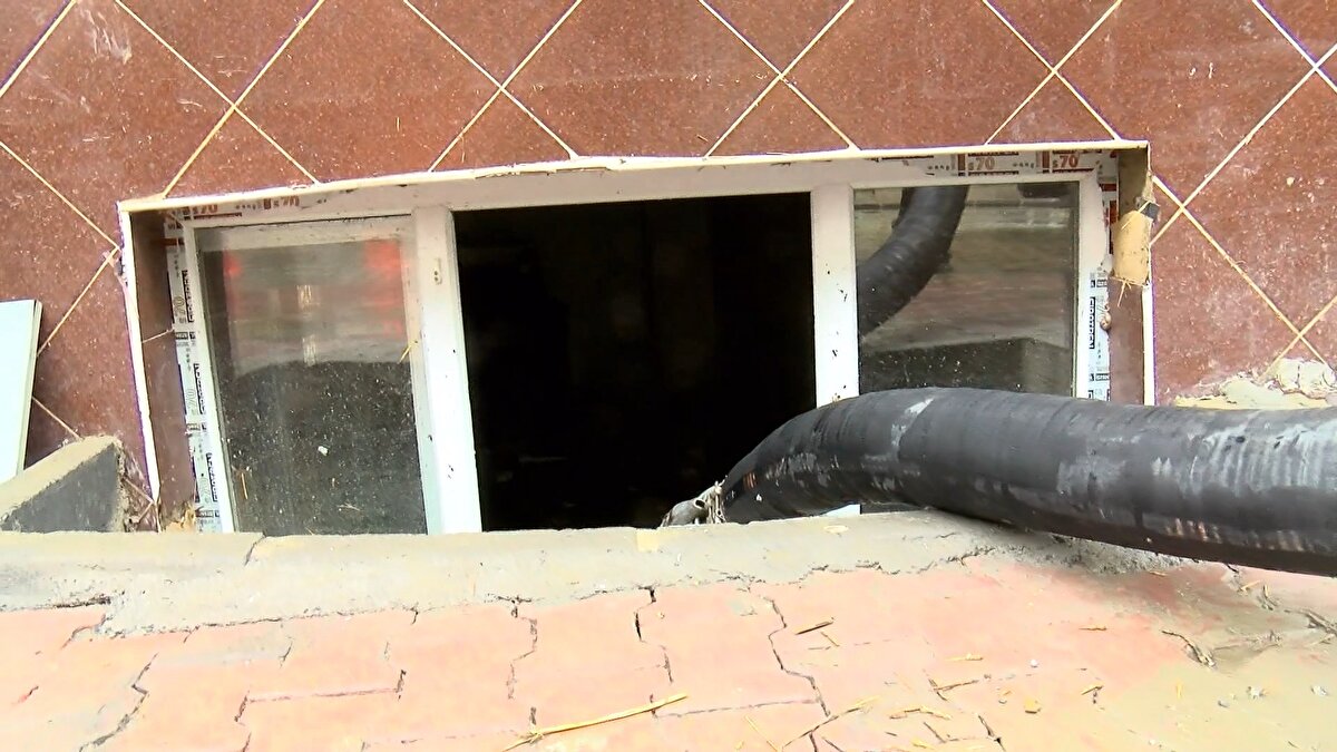 İstanbul'da gece saatlerinde kuvvetli yağış başladı. Haramidere'nin taşmasıyla Pınar ve Yeşilkent Mahalleleri su altında kaldı. Gece saatlerinden itibaren belediye, AFAD, sahil güvenlik ekipleri çalışmalarına devam ediyor. Bodrum katta bulunan evdeki sular vidanjör yardımıyla çekiliyor. Suların çekildiği birçok ev ve dükkanın kullanılamaz hale geldiği görüldü. İçişleri Bakanı Süleyman Soylu mahalleleri gezerek incelemelerde bulundu.<br>