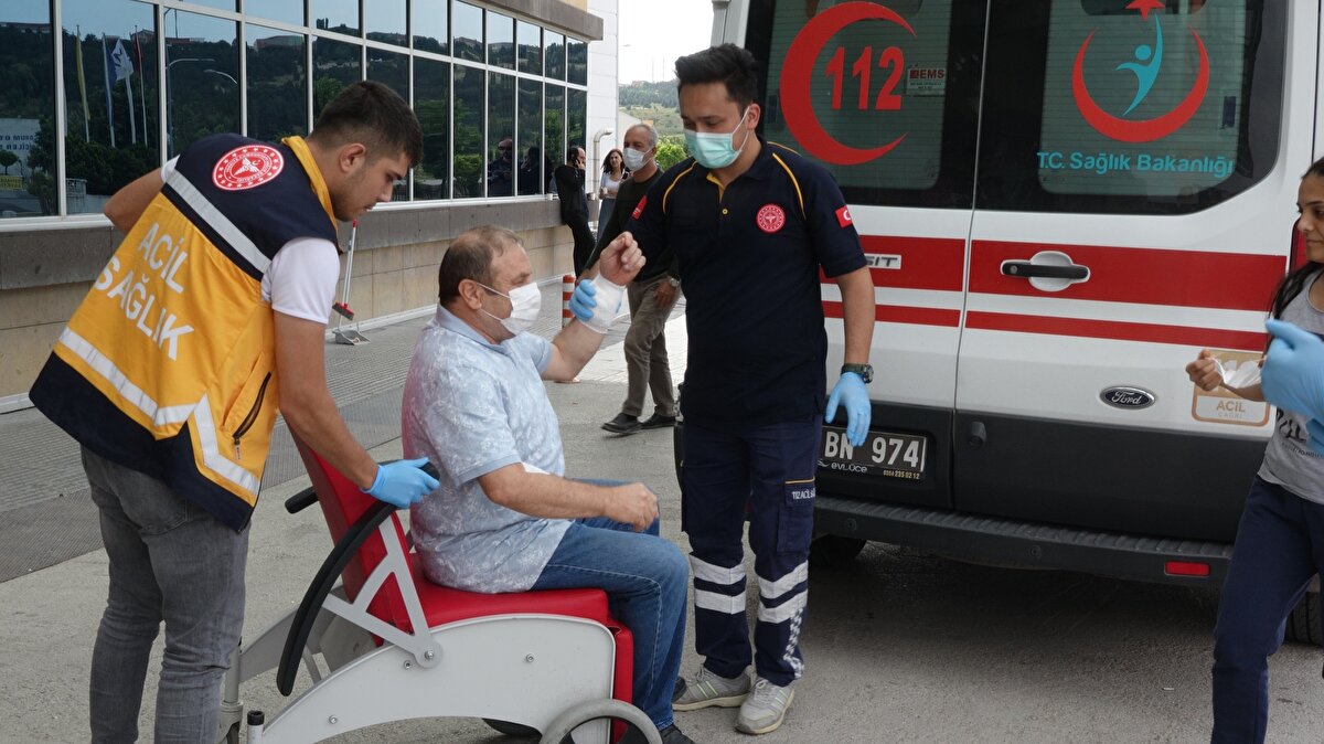 Bazı vatandaşlar ise kesimi evlerinin önünde ya da boş arsalarda yaptı. Her yıl olduğu gibi bu sene de kesim sırasında birçok kişi, ya bıçakla ya da hayvanların darbeleriyle yaralandı. 
