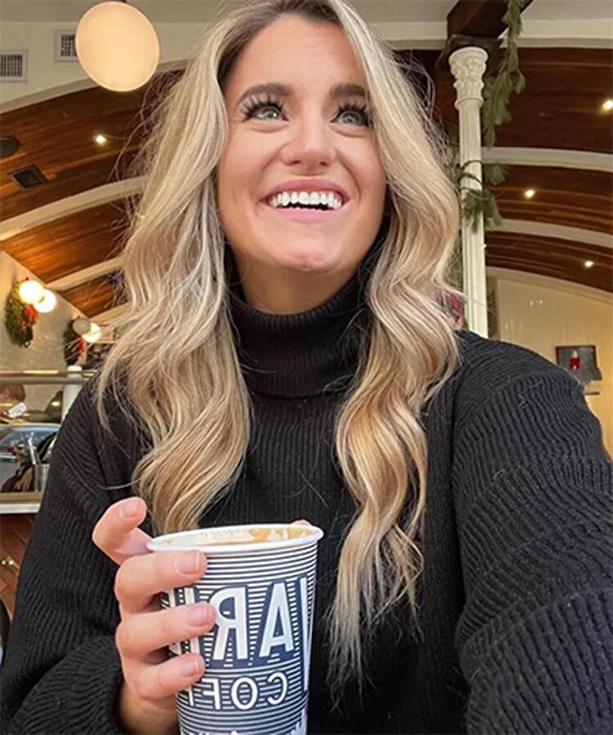 PAZARLIK YAPTI <br>Kadın hemen yetkililerle pazarlığa girişerek erkek arkadaşına ve aynı zamanda uçağa binen diğer arkadaşlarına da 2 bin dolardan az olmamak üzere ödeme yapılırsa yerinden vazgeçmeye istekli olacağını söyledi. Birkaç yolcu teklifi kabul edip uçaktan indikten sonra, acente teklifi 3 bin dolara çıkardı. Keaveny teklifi nasıl kabul ettiğini şu sözlerle anlattı: “Koridorda koşarken neredeyse boynumu kırıyordum. Sonunda başka bir uçakla Fort Lauderdale'e uçtum ve beni West Palm Beach'e götürmesi için 50 dolara bir Uber kiraladım.” Keaveny, CNBC Make It'e verdiği demeçte, Fort Lauderdale'e yeniden rezervasyon yaptırdığı uçuşu için muhtemelen daha da fazla parayı cebe indirebileceğini ancak işi acil olduğu için bunu yapmaktan vazgeçtiğini söyledi.<br><br>YAZIN SIKÇA YAŞANAN BİR DURUM <br>Uzmanlar, havayollarının yoğun olduğu yaz aylarında çifte uçuş rezervasyonlarının yaygın olduğunu söyledi. ABD federal yasasına göre, havayolları uçuşlardan etkilenen yolcuların kayıplarını tazmin etmek zorunda. Havayolları, müşteri memnuniyetini sağlamak ve uçuşun zamanında kalkabilmesi için yolcu çıkarma sürecini hızlandırmak için genellikle yasal olarak gerekli olandan fazla para teklif eder.