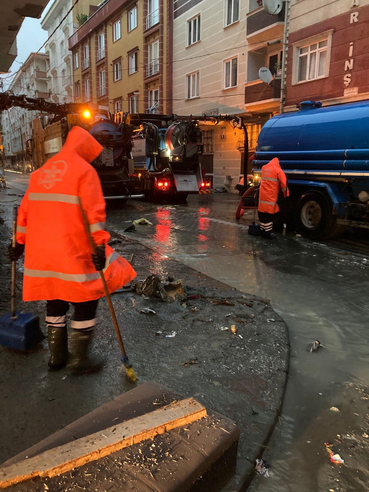  Gece boyunca yoğun şimşek ve gök gürültüsü eşliğinde yağan yağmur neticesinde en fazla yağış Sarıyer (113kgm2), Büyükçekmece (99kgm2), Eyüpsultan (96kgm2), Şişli(78kgm2) ve Beykoz'da (76kgm2)  kaydedildi. Diğer ilçelerde ise 20-50kgm2 oranında yağış gözlendi.