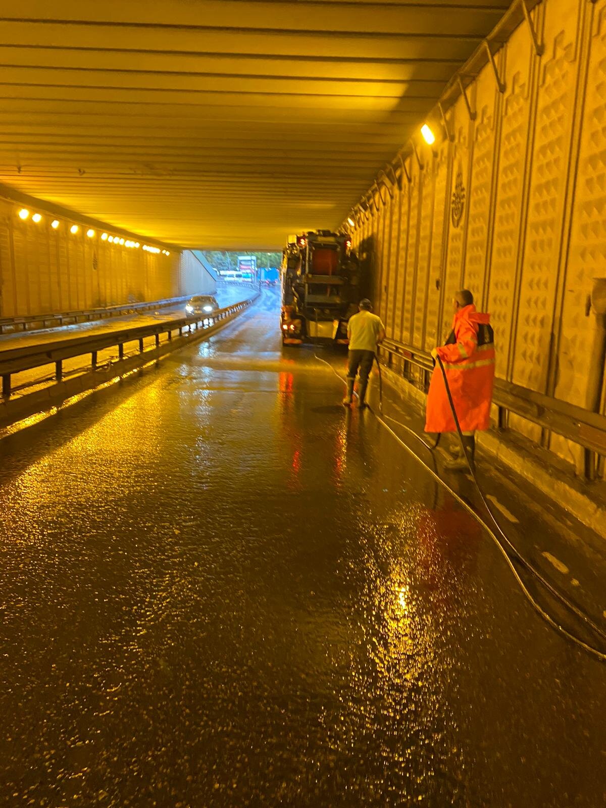 Gece saatlerinde yaşanan kuvvetli sağanak yağmur ve yoğun yıldırım Başakşehir, Büyükçekmece, Esenyurt, Avcılar, Beylikdüzü'nde etkili oldu. 