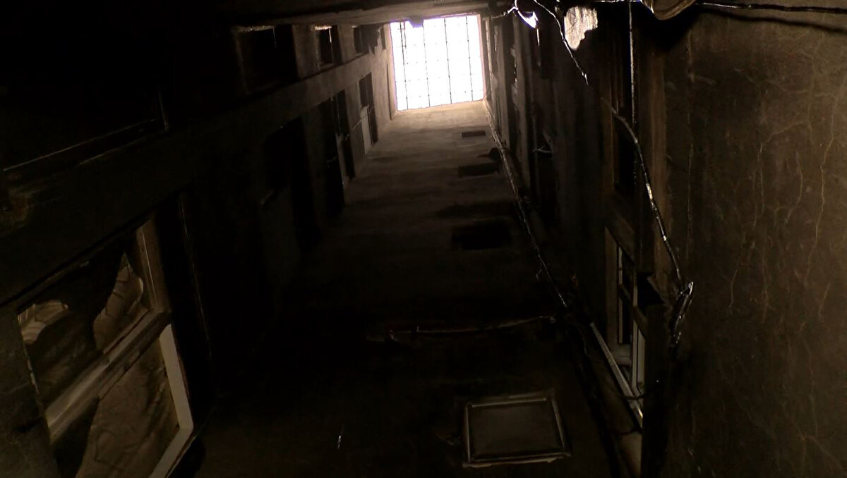 Apartman sakinleri tahliye edilirken ihbar üzerine olay yerine itfaiye ekipleri sevk edildi. Ölen ya da yaralananın olmadığı yangın itfaiye ekiplerince söndürüldü.