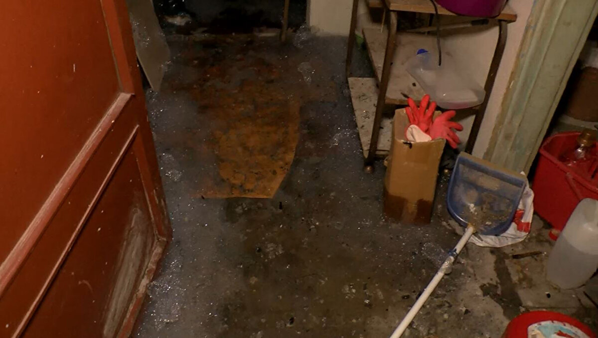 Beykoz Yalıköy Mahallesi Meydan Sokak üzerinde bulunan 6 katlı binanın çatısındaki çanak antene saat 04.00 sıralarında yıldırım düştü.