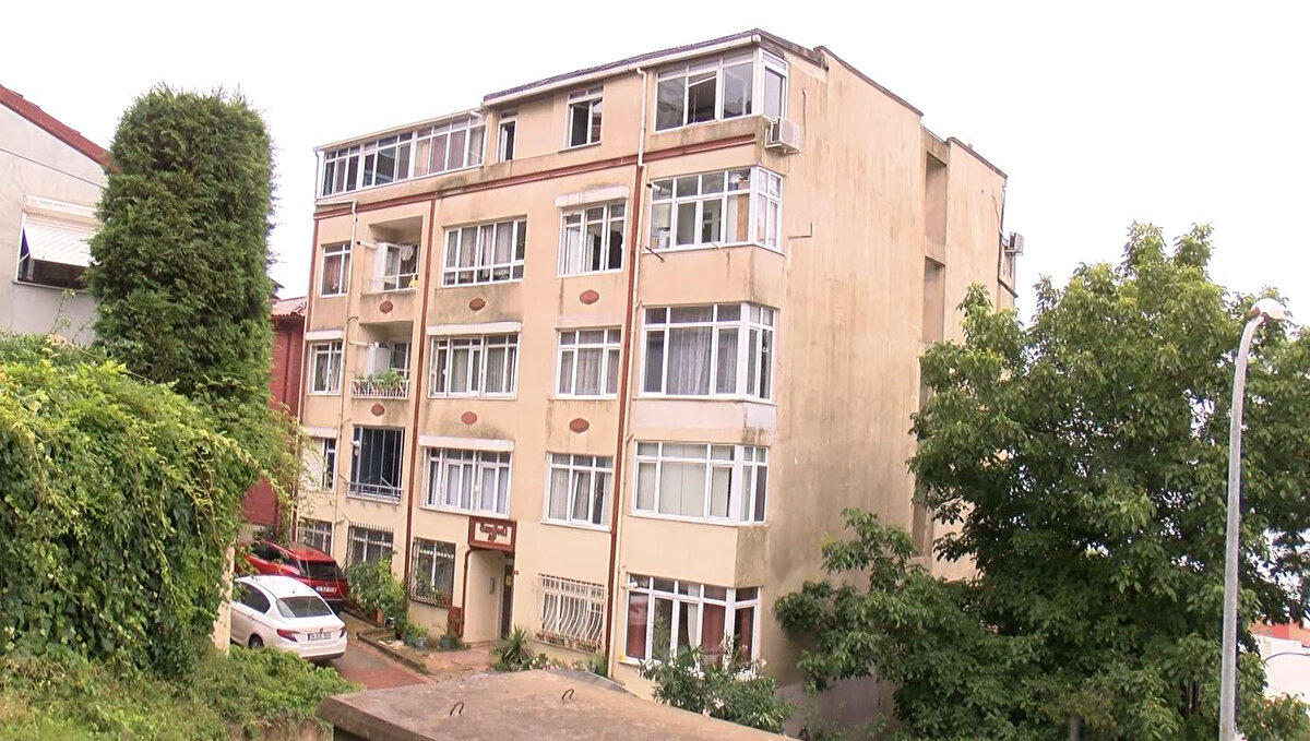 Yıldırım düşmesi sonucu bina boşluğunda yangın çıktı. Alevler binanın zemin katına sıçradı.