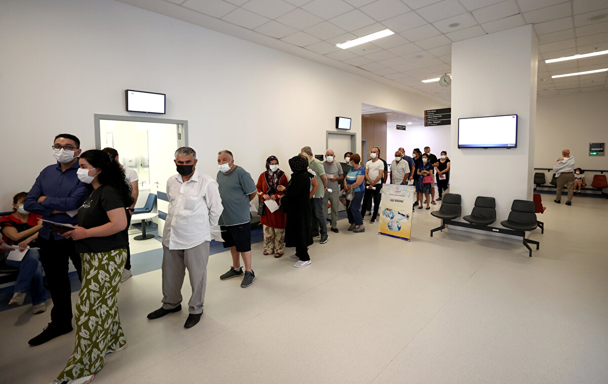 Sağlık Bakanlığınca COVID-19'a karşı yeni hatırlatma dozu randevularının tanımlanmasının ardından hastanelerde aşılarını olmak için gelen vatandaşlar uzun kuyruk oluşturdu.