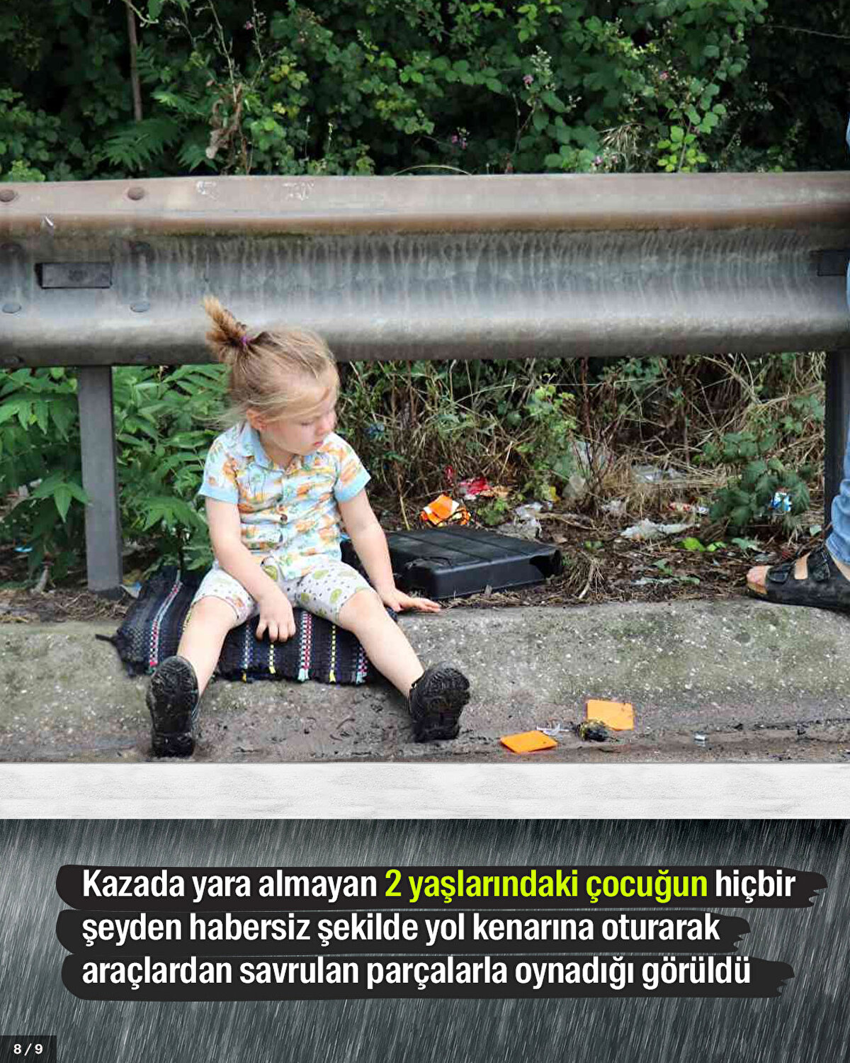Kazada yara almayan 2 yaşlarındaki çocuğun hiçbir şeyden habersiz şekilde yol kenarına oturarak araçlardan savrulan parçalarla oynadığı görüldü.