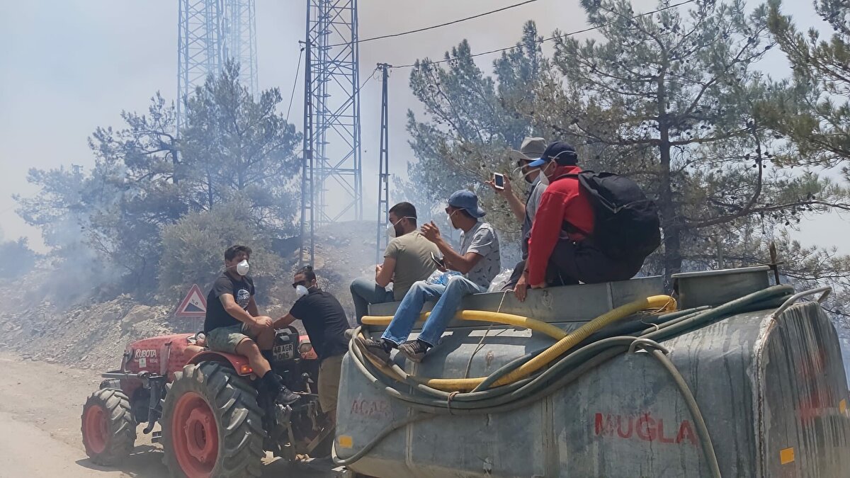 Yangın bölgesine ulaşan gazeteciler son durumu aktarırken DHA muhabiri, "Karşıdaki ev ve otel maalesef yandı. Yukarıdan aşağı inmemesi lazım. Eğer inerse Mesudiye'ye inecek." şeklinde konuştu.<br><br>