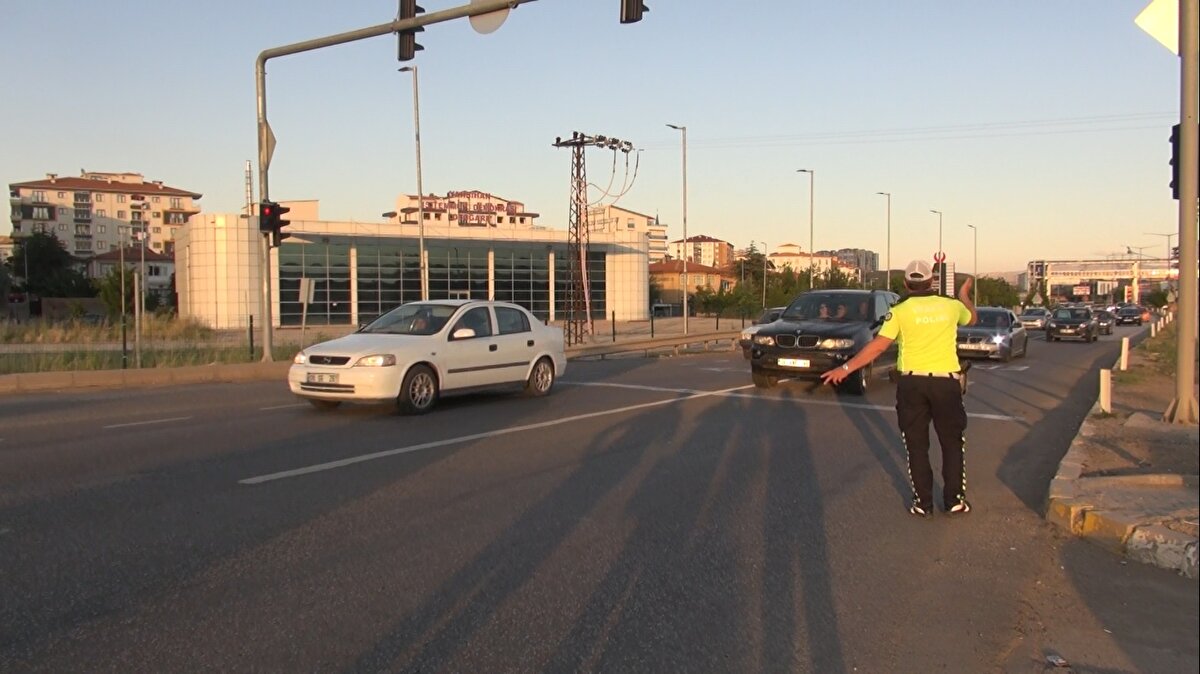 Bayram tatilini şehir dışında geçirenler, dönüş yolculuğuna başladı.<br><br>Ulaşımda 43 ilin bağlantı noktasında yer alan Kırıkkale'de, trafik ekipleri ulaşımın aksamaması için çaba gösteriyor.<br><br>