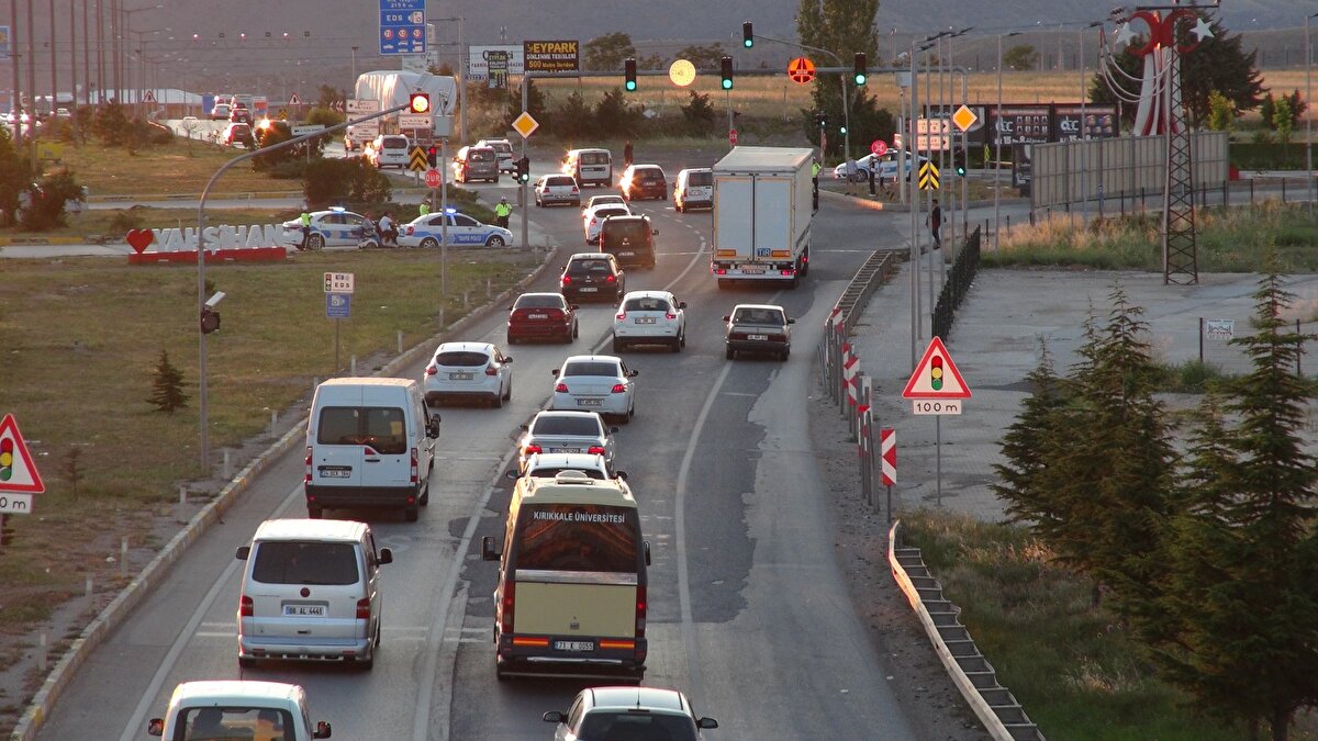 Bayram tatili dolayısıyla memleketlerine ve sahil kesimlerine gidenler, dönüşlerinde Konya-Ankara kara yolunda trafik yoğunluğuna yol açtı.<br><br>
