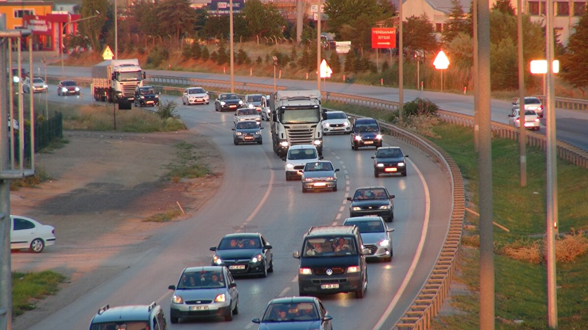 Konya-Ankara kara yolu güzergahında bulunan Kulu ilçesinde tatilciler uzun araç kuyrukları oluşturdu.<br><br>